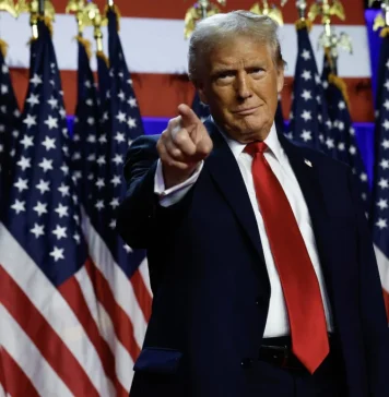 Chính sách của Trump thúc đẩy hoạt động mua vàng an toàn, sự sụt giảm của đồng Dollar Mỹ cũng góp phân giúp vàng làm mới mức đỉnh mọi thời đại