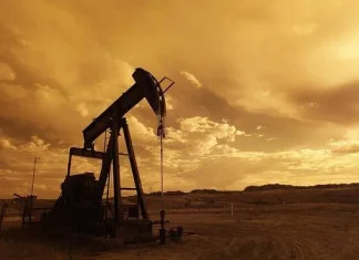 Dầu thô WTI tăng vọt, được hỗ trợ khi Trump gây sức ép đối với Nga khiến thị trường lo ngại việc thắt chặt nguồn cung