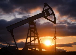 Giá dầu phục hồi giữa tín hiệu thương mại dịu bớt và nguồn cung Nga thắt chặt