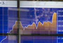 Kinh tế Mỹ lạ lùng khi niềm tin rơi, ví tiền vẫn mở