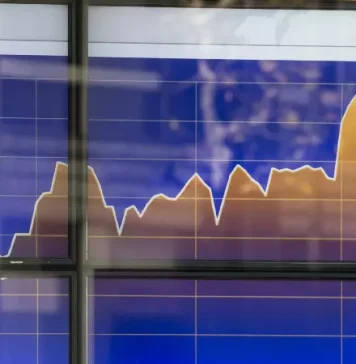 Kinh tế Mỹ lạ lùng khi niềm tin rơi, ví tiền vẫn mở