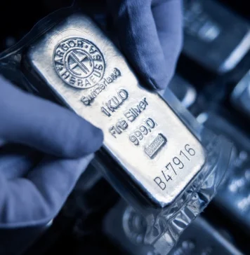 Dòng vốn ETF bùng nổ đẩy bạc áp sát đỉnh lịch sử