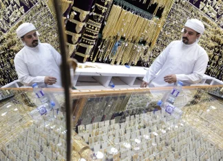 Chiến sự không chỉ đẩy giá vàng tăng, nó đang làm gián đoạn chính dòng chảy vàng vật chất toàn cầu