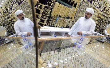 Chiến sự không chỉ đẩy giá vàng tăng, nó đang làm gián đoạn chính dòng chảy vàng vật chất toàn cầu