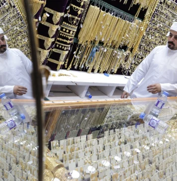 Chiến sự không chỉ đẩy giá vàng tăng, nó đang làm gián đoạn chính dòng chảy vàng vật chất toàn cầu